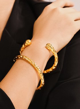 欧美INS风小众开口不规则锤纹手镯钛钢镀18k金简约复古手饰品