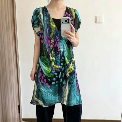 超仙气质个性拼色彩色印花v领短袖中长款雪纺衫宽松遮肉透气44900