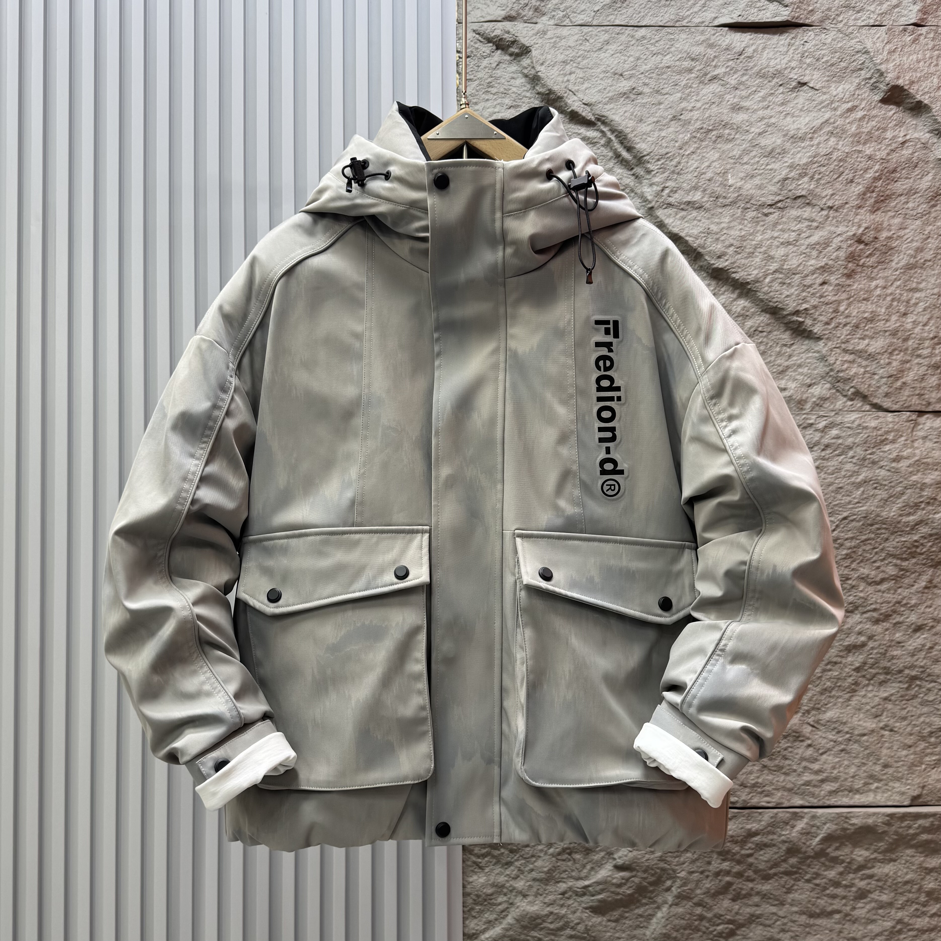 暗纹迷彩拼接工装大口袋羽绒服