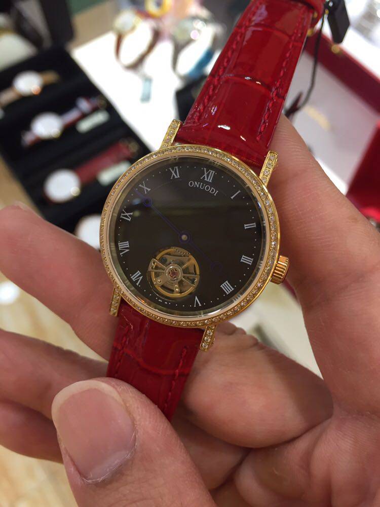 香港欧诺迪女款镂空透底全自动机械真皮蓝宝石深度防水腕表特价包