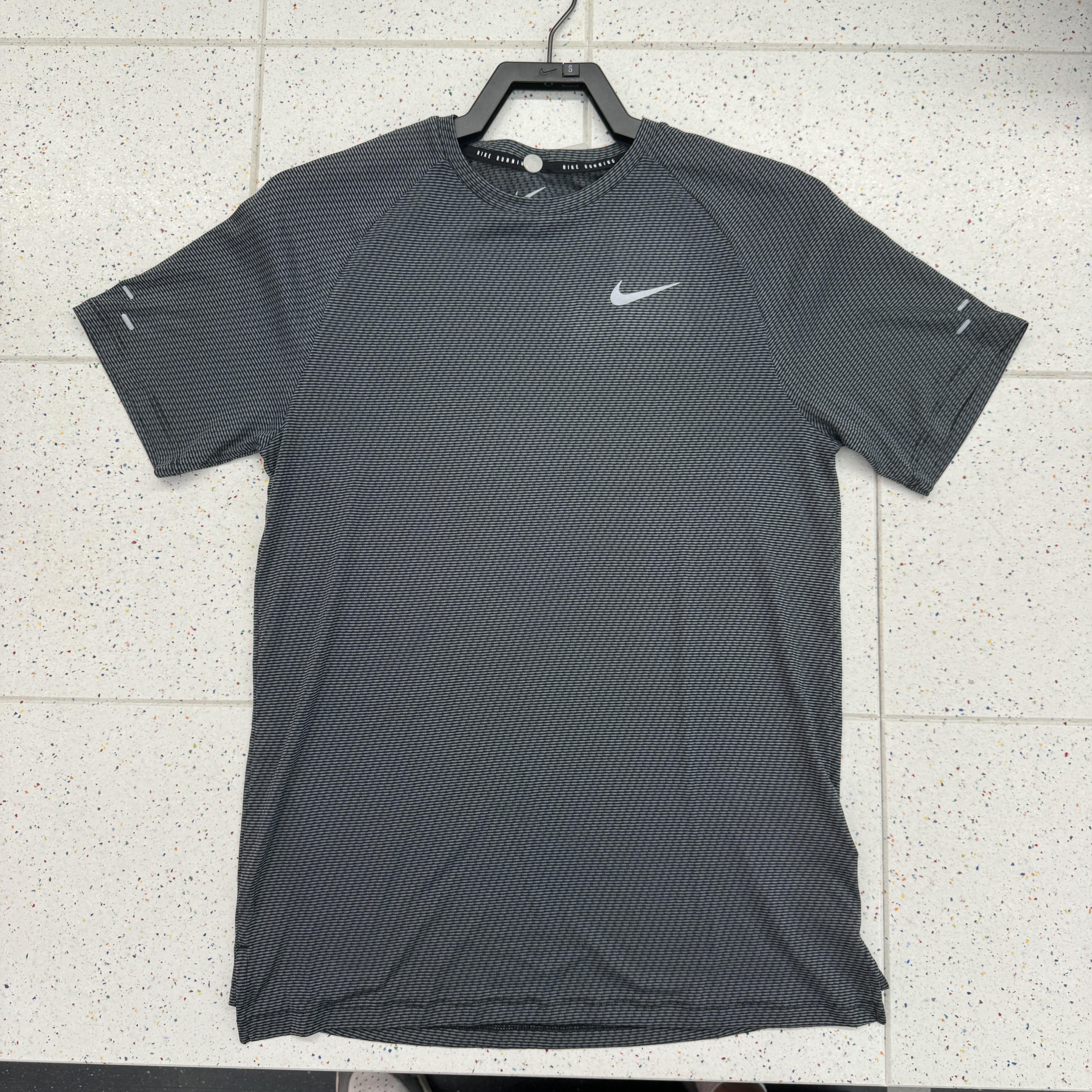 Nike/耐克 STRIDE 男子速干透气运动跑步休闲短袖T恤 HV2208-010
