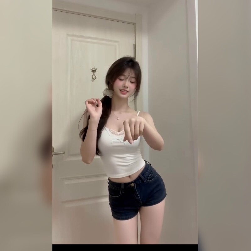 时尚低腰牛仔裤短裤修身版型展现个性风格百搭舒适日常好选择