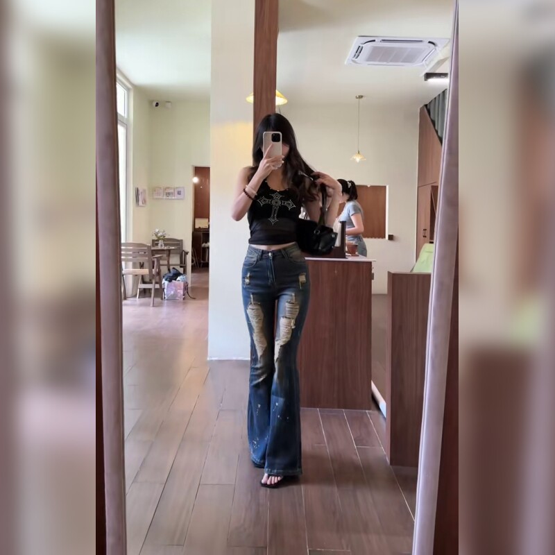 时尚低腰牛仔裤微喇裤个性破洞设计展现独特风格潮流百搭单品