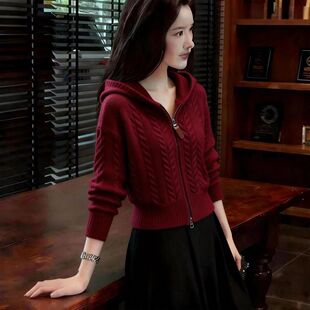 东莞大朗2026新款不起球连帽毛衣针织打底外套女秋冬短款开衫上衣