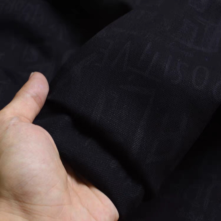 高品质感放心买！纯黑色暗纹印花无弹微厚垂感的丹宁原浆牛仔布料