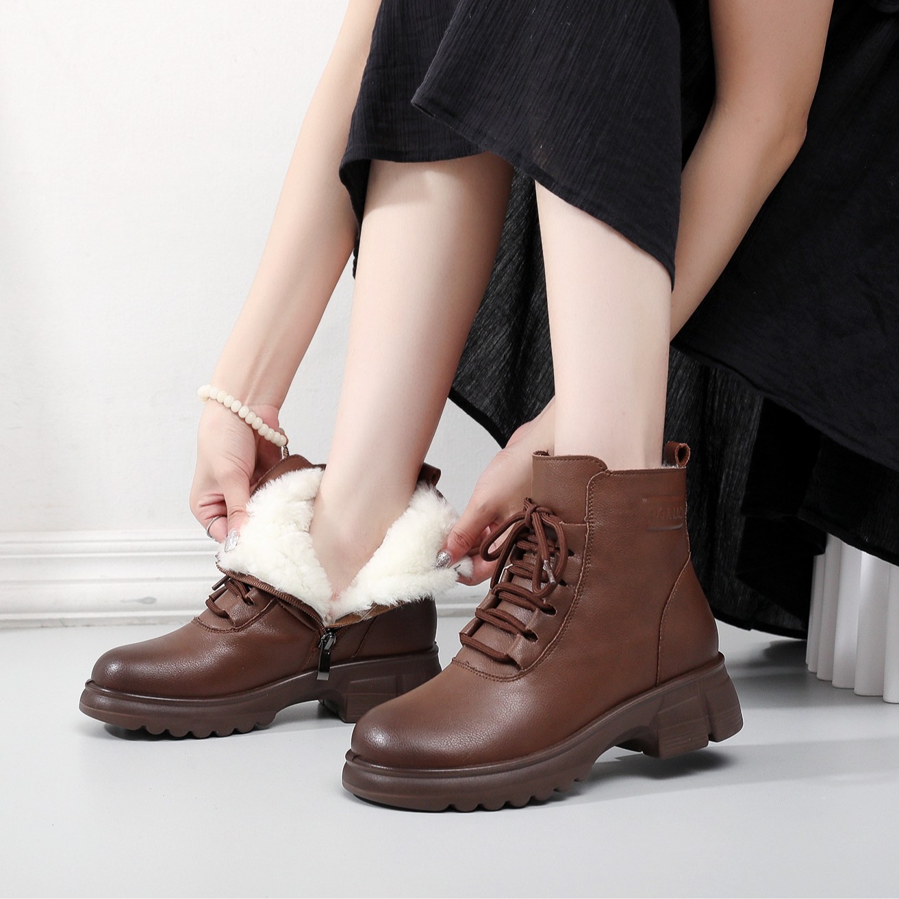 冬季新款妈妈棉鞋真皮羊毛短靴加绒保暖加厚防滑中老年女鞋外穿轻