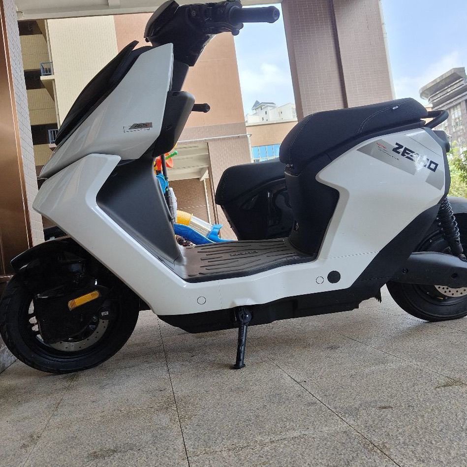 极核AE5i AE4i锂电池仓桶ZEEHO AE2加大适用踏板底仓防火锂电盒仓