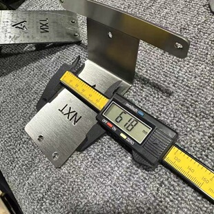 适用小牛24款25款NXT全系大师版车牌架牌照框投影灯上移支架加强