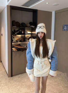 2025冬新款韩版牛角扣连帽皮毛一体连帽外套羊羔毛上衣