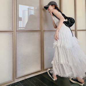 法式白色吊带连衣裙女夏季2025新款超仙甜美纯欲风蕾丝蛋糕连衣裙图片