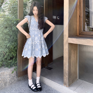 桔梗法式蓝色碎花连衣裙女夏季2025新款小香风不规则飞飞袖短裙子图片