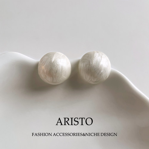 简约大气高级感滴油白色圆球耳钉