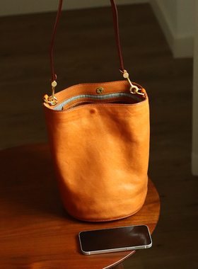 peshawar | 秋冬新款复古怀旧风真皮托特包女士植鞣牛皮水桶包