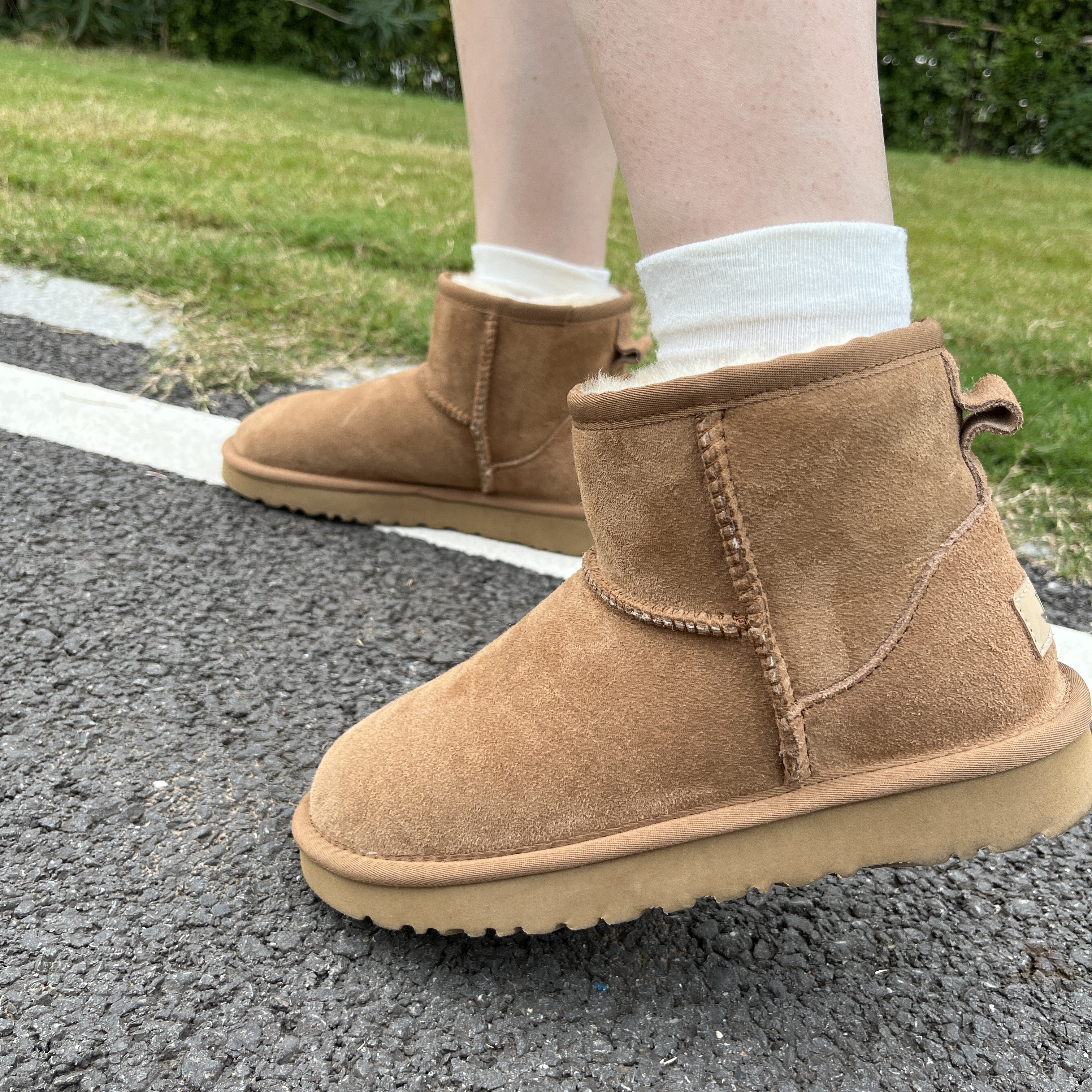 羊皮毛一体短筒雪地靴桑坡村冬季