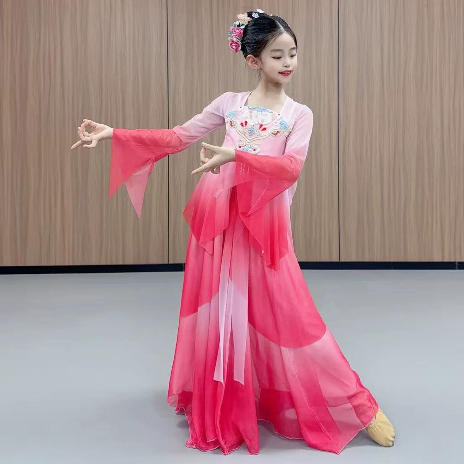 儿童古典舞蹈服新款仙气纱衣渐变飘逸大裙摆中国风演出服套装女童图片
