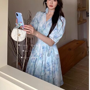 法式V领泡泡袖碎花连衣裙女2024夏季新款气质收腰短款裙子茶歇裙