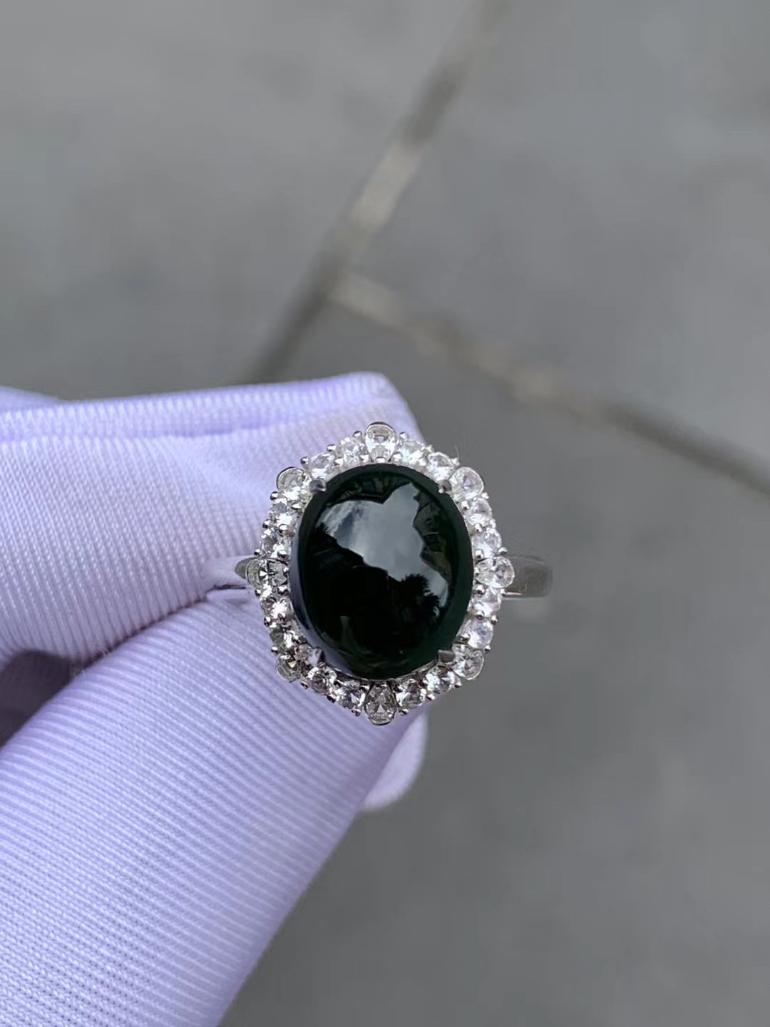 凝墨家天然缅甸翡翠18k白金镶嵌冰种墨翠蛋面女士戒指百搭时尚