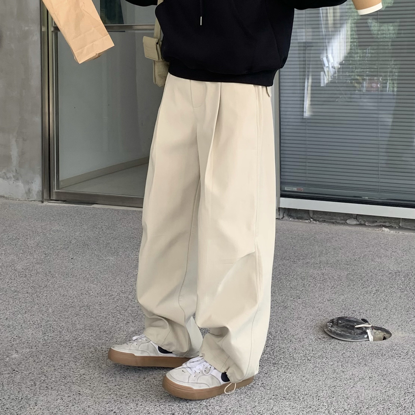 卡其色打褶伞兵垂感休闲裤男生2026新款秋季宽松阔腿百搭长裤子图片