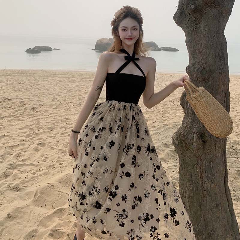 Real shot hanging neck bandage gauze embroidery French suspender dress seaside holiday color contrast beach skirt girl