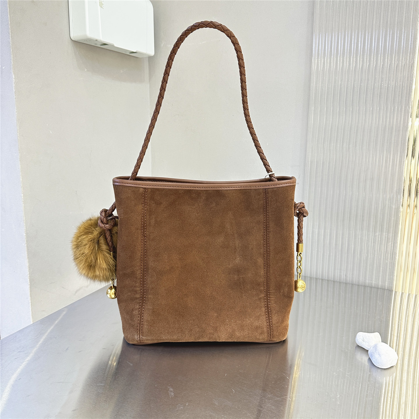 2025韩版高级植鞣皮托特包女百搭大容量编织手柄单肩包毛球装饰包