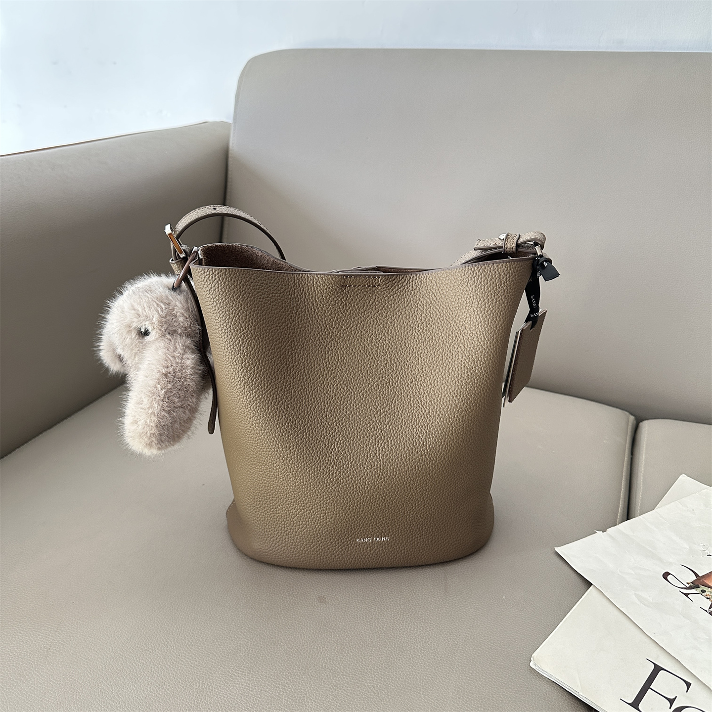 2025新款极简风真皮水桶包女百搭单肩斜挎包高级感通勤包牛皮休闲