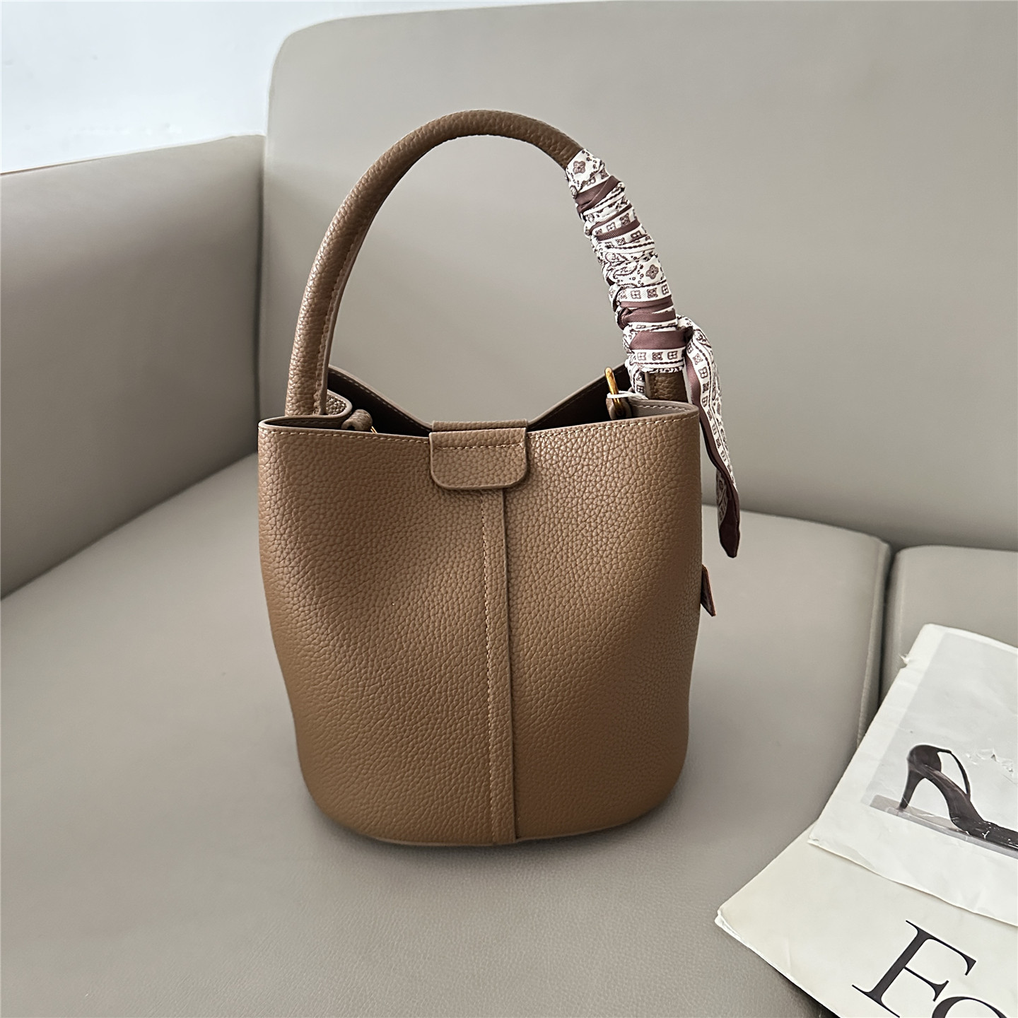 MEATEA荔枝纹水桶包女2025新款丝巾装饰手提包高级感圆桶包潮女包