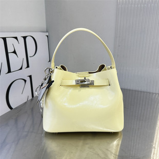 劳拉时黛上新2026新款黄色水桶包女百搭手提斜挎包高级感时尚休闲