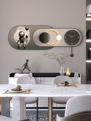 客厅钟表网红KAWS暴力熊2025新款免打孔轻奢高端大气餐厅挂墙挂钟