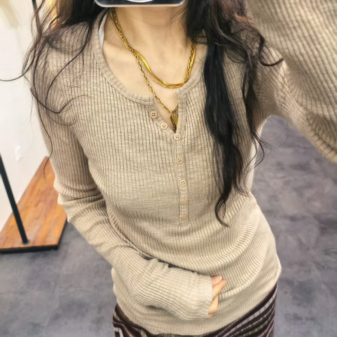 现货TALK韩国女七粒扣长袖打底衫