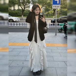 韩系通勤风黑色西装外套女绝美不规则蛋糕波点吊带连衣裙两件套装