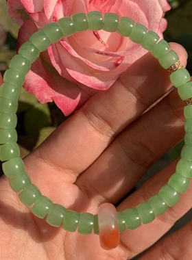 和田玉俄罗斯老料乌兰海碧玉苹果绿卡6直切单圈