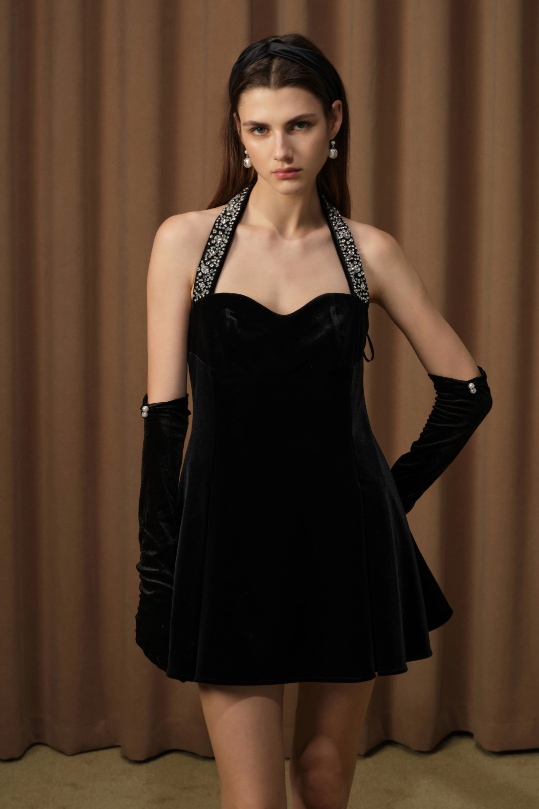 DIANA VEVINA 24秋冬挂脖丝绒裙时尚优雅轻礼服宴会连衣裙年会女