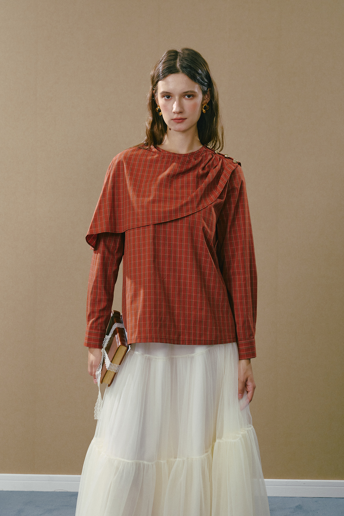 GUO JINGYI25秋冬砖红色格子斜摆斗篷金扣衬衣时尚潮流百搭女上衣