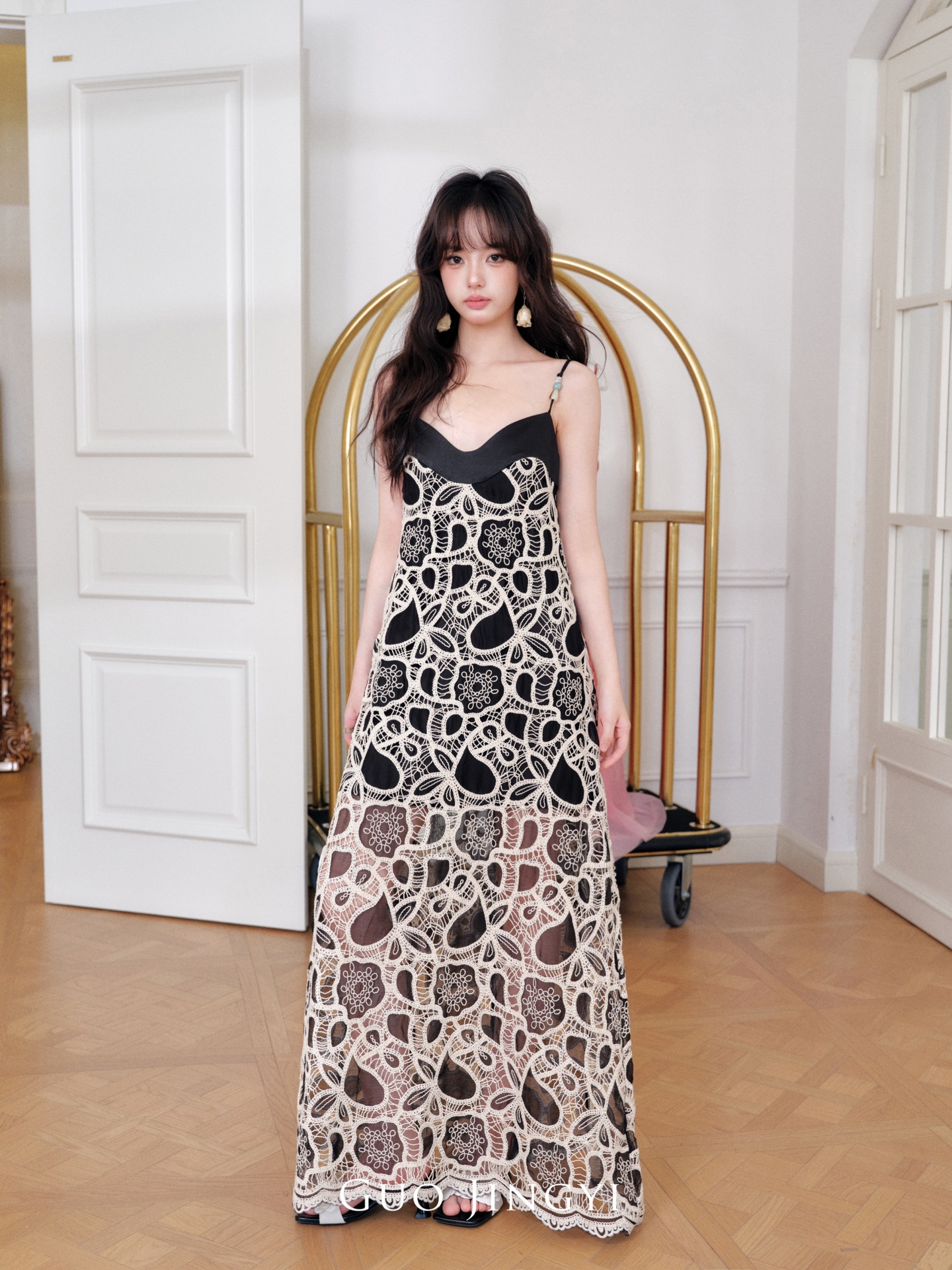 GUO JINGYI2024SS夏日胶囊系列艺术蕾丝拼黑吊带长裙时尚优雅女裙