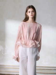 GUO JINGYI26春夏浅粉色宽领鱼骨边长袖上衣白色亚麻蕾丝搭片长裤