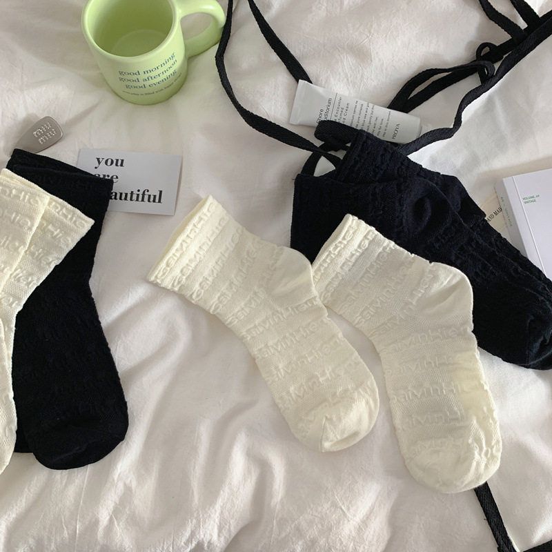 袜子女中筒袜ins潮春秋季简约日系韩版百搭字母暗纹黑白色长筒袜
