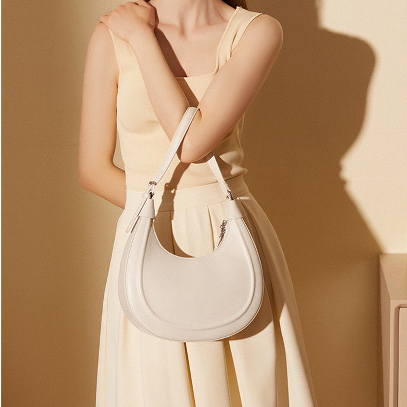 高级感真皮小众设计单肩腋下包2025新款夏女百搭大容量斜挎通勤包