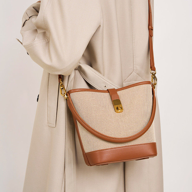 高级感小众设计水桶包2024新款秋冬女真皮配帆布通勤包手提斜挎包