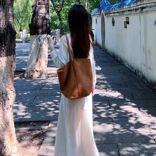 2025新款 秋冬高级感麂皮绒面大容量水桶包女单肩托特包真皮通勤包