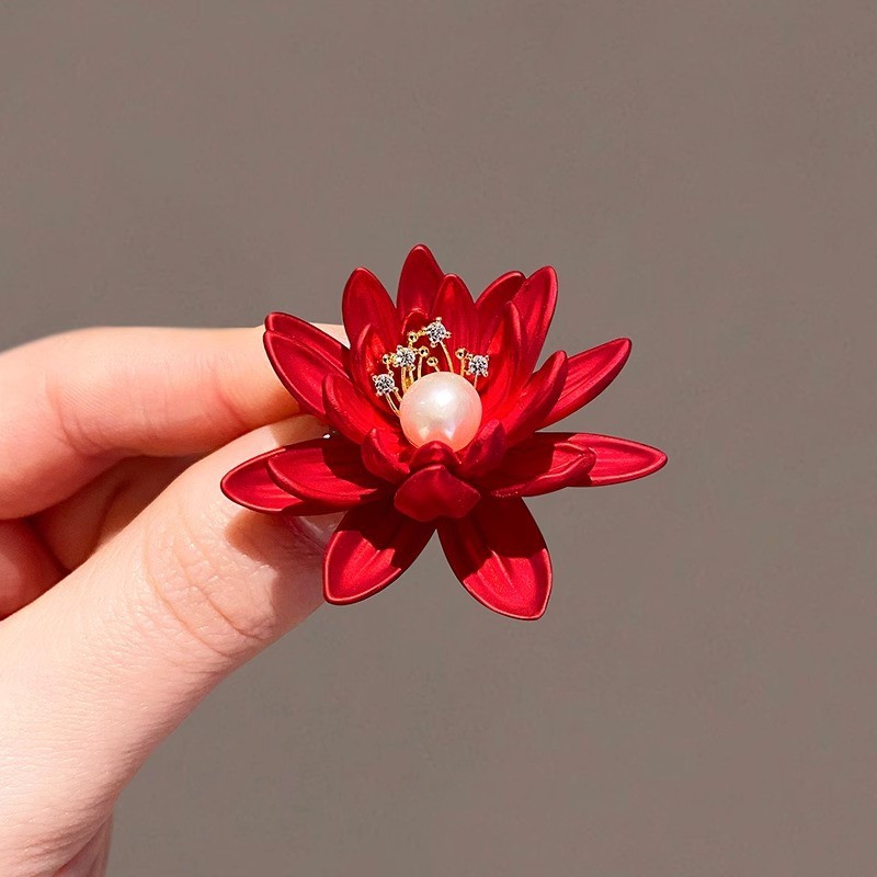中国风红色莲花胸针高档女精致珍珠胸花小众设计感别针气质配饰品