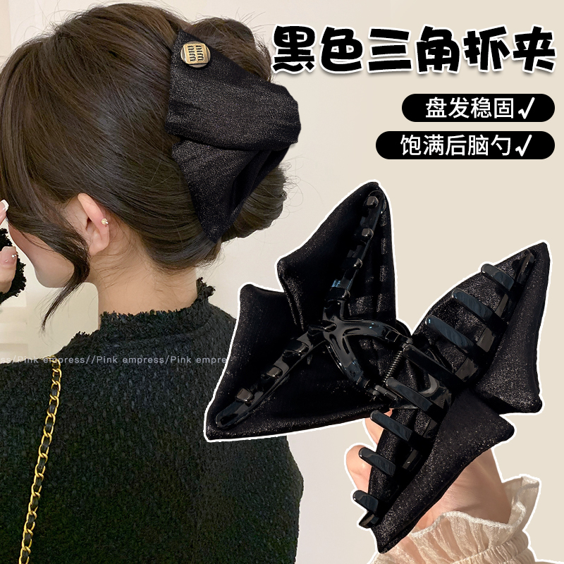 黑色金标字母三角抓夹女高级感后