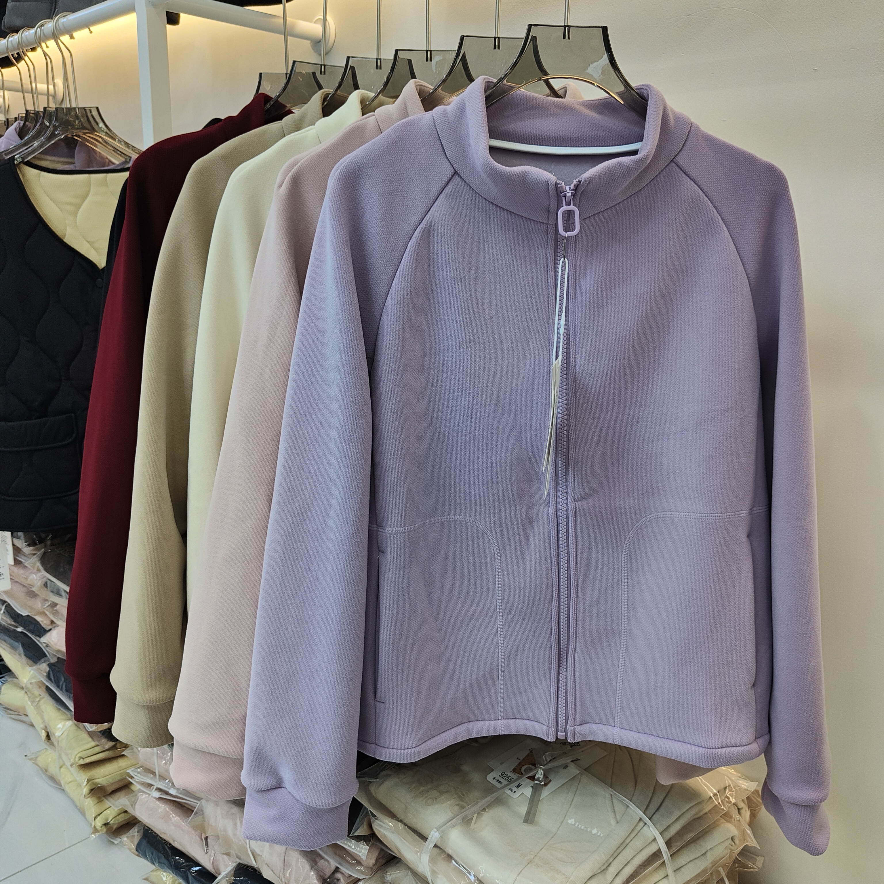 蓓西妮美2586休闲外套女摇粒绒纯色袋鼠兜立领插肩抓绒衣内胆上衣