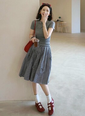 夏日chic高级感漂亮小套装女灰色圆领T恤藏青色格子半身裙两件套