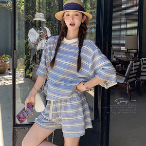 夏日慵懒松弛感穿搭套装女2025新款学院风条纹T恤短裤休闲两件套,女装运动套装,两个王小姐