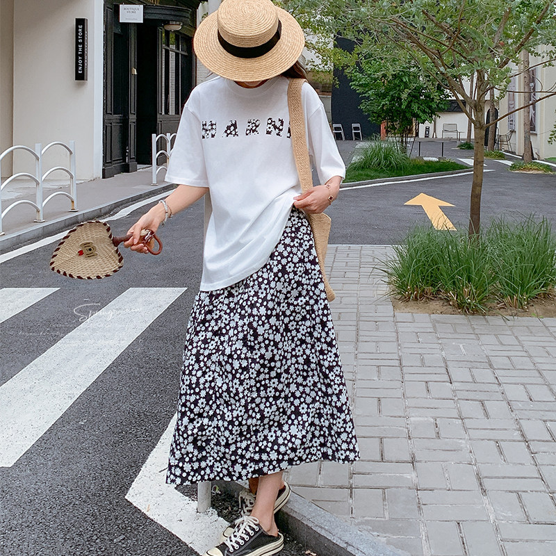 夏季穿搭白色休闲t恤上衣套装女2025新款显瘦碎花半身裙两件套韩,女装套装/套裙,两个王小姐
