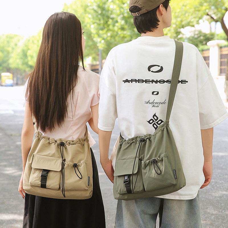 美式复古抽绳单肩包女2025新款潮时尚百搭大容量通勤尼龙布斜挎包,箱包皮具/热销女包/男包,时尚帆布包,淘宝优惠券,粉丝福利购,淘宝优惠卷