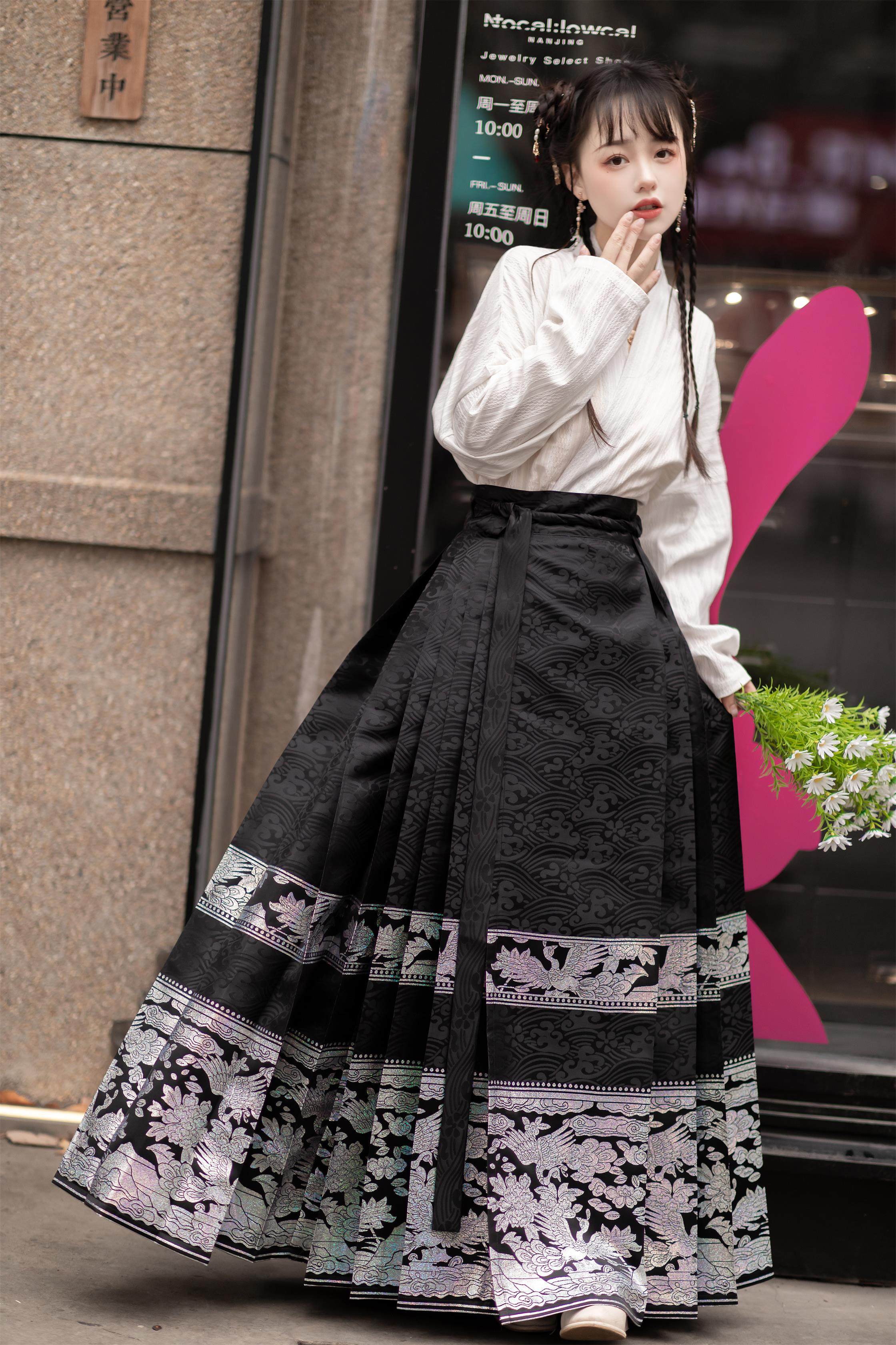 拾芳【鸾鸟细花】新中式日常汉服飞机袖织金黑色仿螺钿马面裙现货,女装/女士精品,汉服半身裙,淘宝优惠券,粉丝福利购,淘宝优惠卷