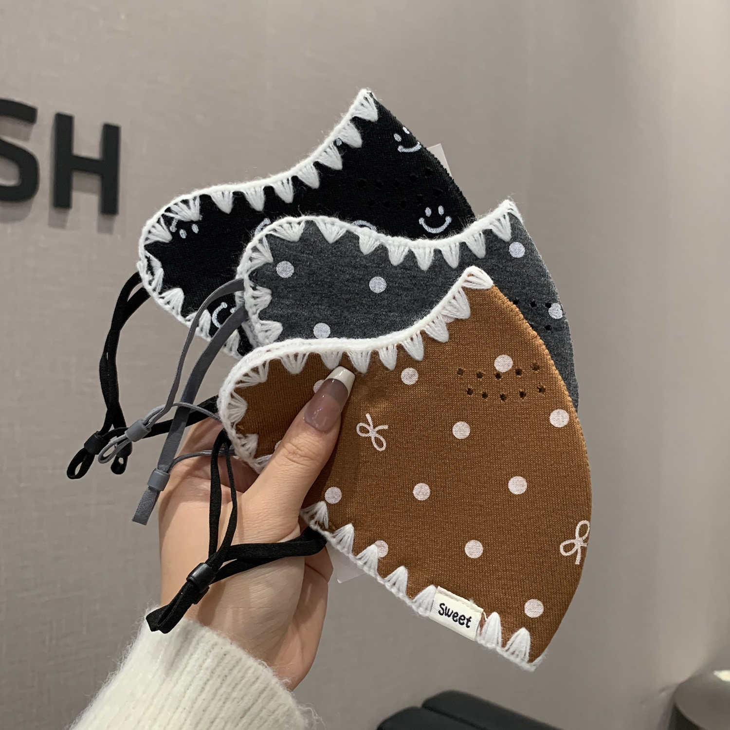 高颜值波点笑脸面罩女秋冬保暖加厚防风护眼显脸小防晒面纱ins潮