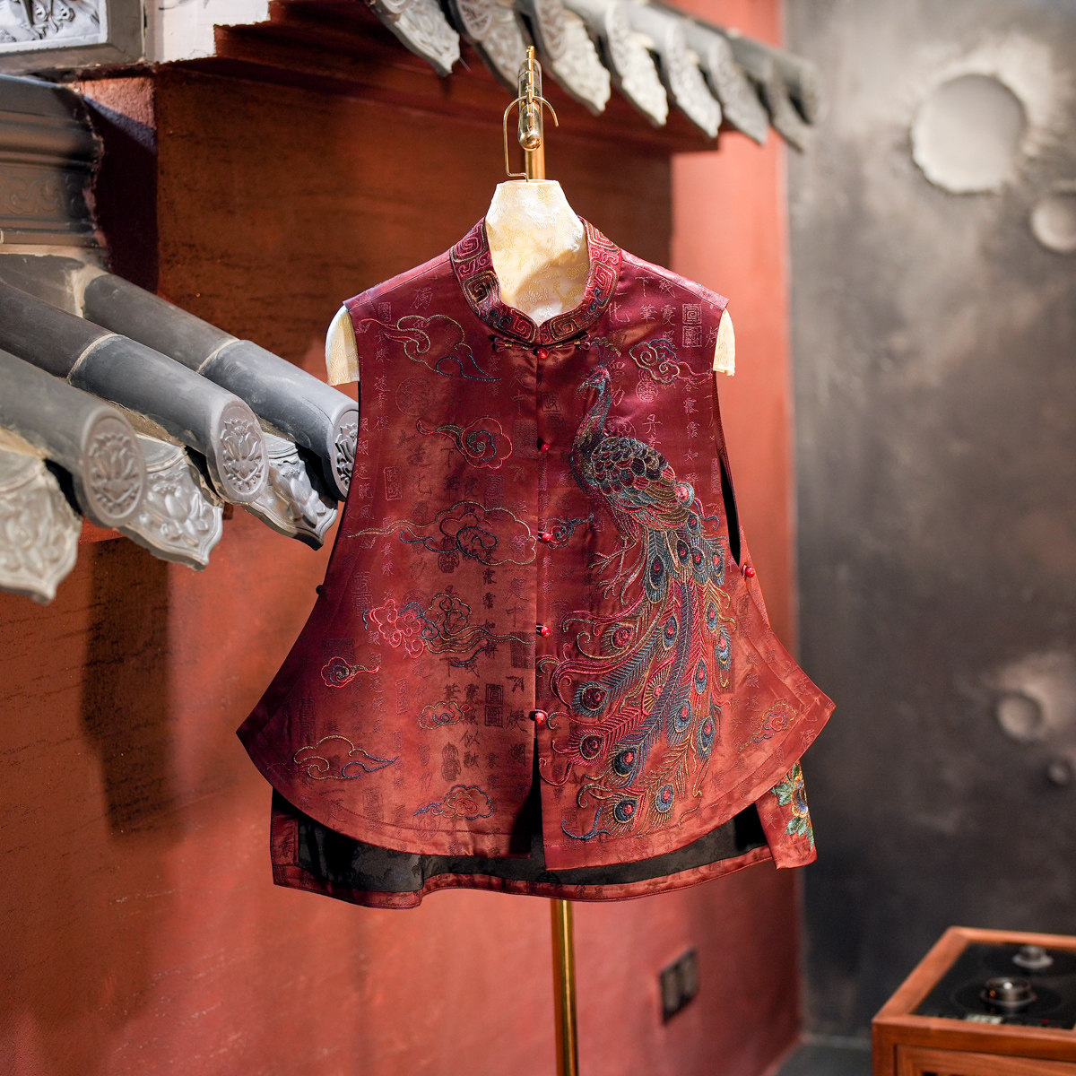 蓝大新中式孔雀刺绣朱红色马甲