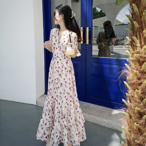 新款雪纺短袖碎花连衣裙女2023夏季V领显瘦收腰修身超仙长款裙子
